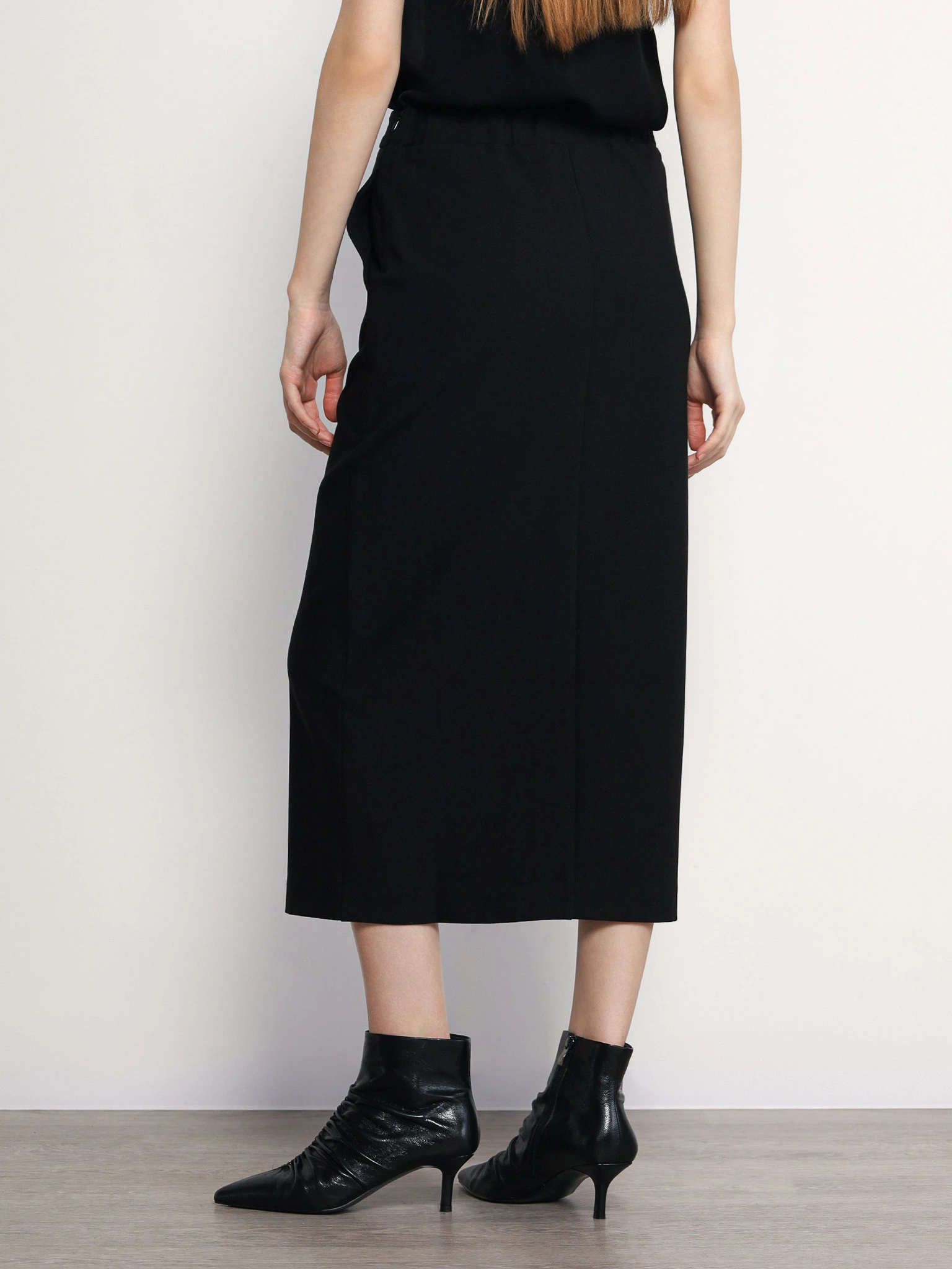 Юбка черного цвета с эластичным поясом